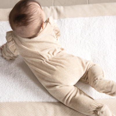 Babypakje velours met ruffles Sand