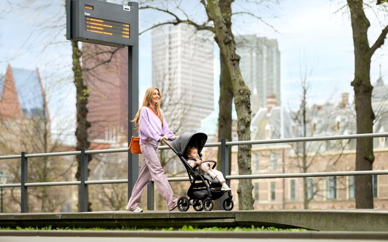 FullscreenRetinalandscape-MC1841_2023_maxicosi_Stroller_Soho_Lifestyle_City__Landscape.jpg