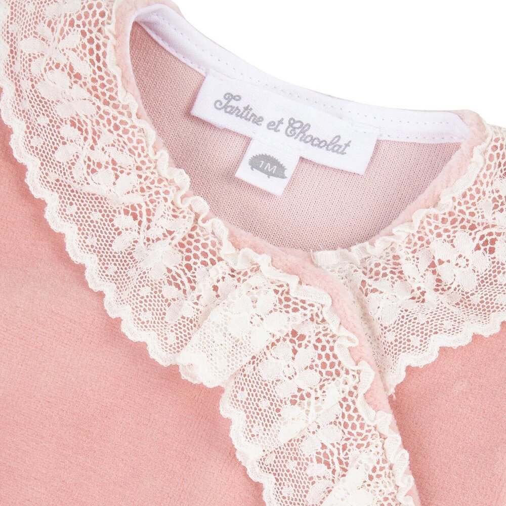 Babypakje velours met kant detail Rose thé